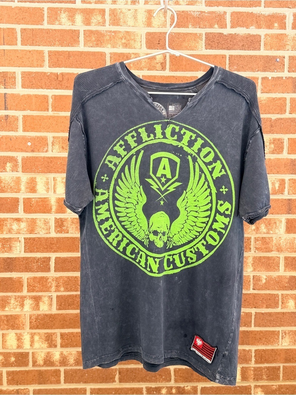 Affliction Men's Graphic T-Shirt Large Neon Green Skull Wings - Picture 3 of 13